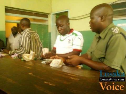 Kapiri by-election   PF cadre caught distributing money  Lusakavoice.com