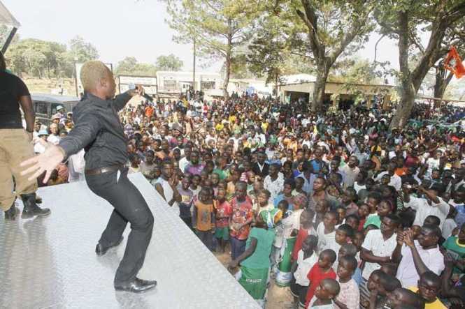 General Kanene entertains people at President's Park in Luwingu on Saturday, September 12,2015.This was during the campaign for the Lubansenshi Patriotic Front (PF) candidate George Mwamba. PICTURE BY SALIM HENRY/STATE HOUSE ©2015