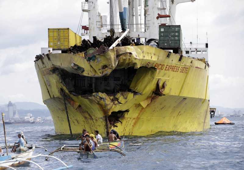  Divers search Philippine ferry for 213 missing 