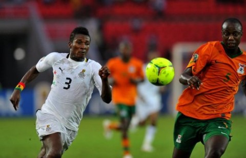 Ghana's Asamoah Gyan (left) vies with Zambian defender Hichani Himoonde (R) .