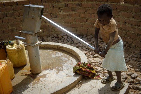 Four-year-old Munsanje pumps water. (Photo- ©2013 Laura Reinhardt:World Vision)