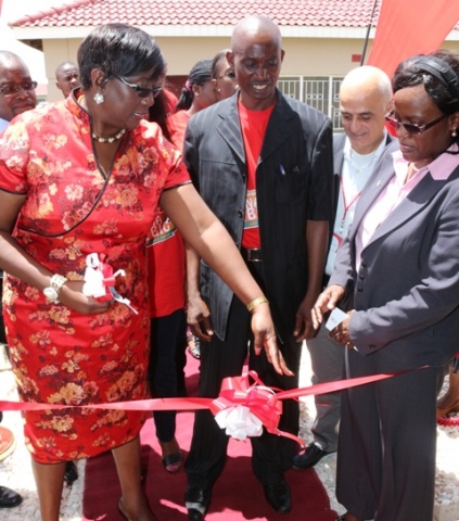 Airtel MD Charity Chanda Lumpa at the handover of the house won by Lovemore Mulenga during the ongoing “Wina Biga” promotion at the North Gate Garden Airtel MD Charity Chanda Lumpa at the handover of the house won by Lovemore Mulenga during the ongoing “Wina Biga” promotion at the North Gate Garden