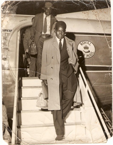 ZAMBIA`S FIRST PRESIDENT KENNETH KAUNDA RETURNING FROM HIS TRIP WHERE HE SIGNED THE BAROTSELAND AGREEMENT IN BRITAIN IN 1964
