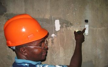 An engineer shows reporters cracks in the Kariba Dam wall last year
