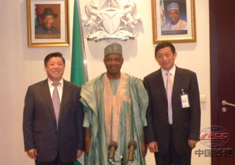 CRCC President Zhao Guangfa(left), Nigeria’s Vice President Namadi Sambo and CRCC Vice President Hu Zhenyi(right)