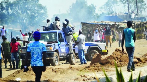 Riot Police yesterday fought running battles at Lusaka’s notorious Chibolya Market with suspected drug dealers. Picture by KAIKO NAMUSA Riot Police yesterday fought running battles at Lusaka’s notorious Chibolya Market with suspected drug dealers. Picture by KAIKO NAMUSA