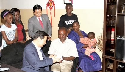 CHINESE Vice-President Li Yuanchao (left) presenting a gift to January Mkandawire when he visited him at his house in David Kaunda Technical School Teachers’ compound in Lusaka. CHINESE Vice-President Li Yuanchao (left) presenting a gift to January Mkandawire when he visited him at his house in David Kaunda Technical School Teachers’ compound in Lusaka.