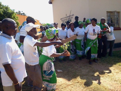 SIGNING;;; ANTI SATA LET UBWEBYA TUME WYNTER KABIMBA. During the protest at ZANIS OFFICES IN KASAMA