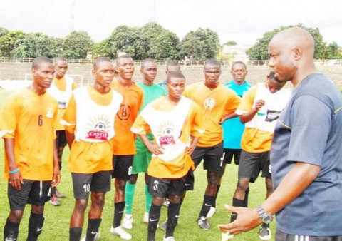 U-17 national football team coach Aggrey Chiyangi (r) talking to players ...