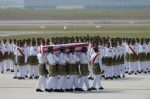 Soldiers carry a coffin with the remains of a Malaysian victim from Flight MH17 during a ceremony at Kuala Lumpur International Airport in Sepang on August 22, 2014 (AFP Photo/Manan Vatsyayana)