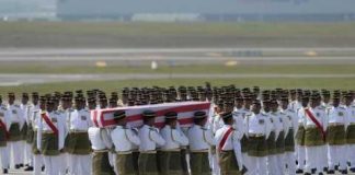 Soldiers carry a coffin with the remains of a Malaysian victim from Flight MH17 during a ceremony at Kuala Lumpur International Airport in Sepang on August 22, 2014 (AFP Photo/Manan Vatsyayana)
