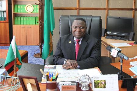 LUSAKA (Xinhua) -- Zambia’s Minister of Foreign Affairs Harry Kalaba addresses reporters from China’s Xinhua News Agency in Lusaka, capital of Zambia, Sept. 9, 2014.