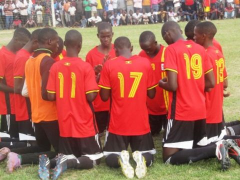 Photo: David IsabiryeUganda U-17 team members in a pray session before a match