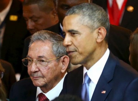Cuba's President Raul Castro (L) stands with his U.S. counterpart Barack Obama before the inauguration of the VII Summit of the Americas in Panama City April 10, 2015. REUTERS/PERU PRESIDENCY/HANDOUT VIA REUTERS