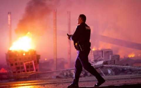 Officer walks by as Baltmore burns - Matt Rourke:AP