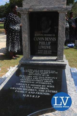 Dennis Phillip Liwewe - Grand children unveiling the tombstone and the epitaph.     - Photo Credit Jean Mandela - Lusakavoice.com