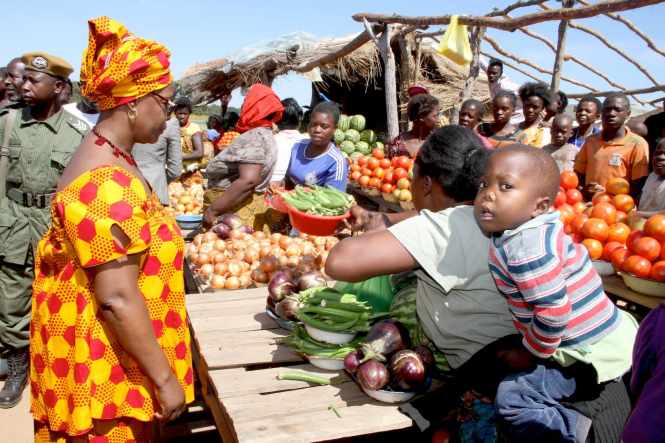 FIRST LADY,ESTHER LUNGU First Lady Esther Lungu buying the farm produce at John Chinena Market in Chibombo District where she made a stop over en route to Kapiri Mposhi for the Commemoration of the United Nations International Day for the Family on May 14,2015 –Picture by THOMAS NSAMA/ STATE HOUSE
