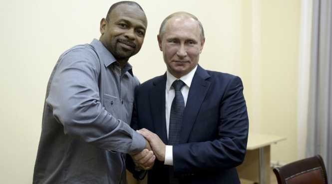 Russian President Vladimir Putin (R) meets with U.S. boxer Roy Jones, Jr. in Sevastopol, Crimea, August 19, 2015 © Aleksey Nikolskyi : Reuters U.S. boxer Roy Jones, Jr